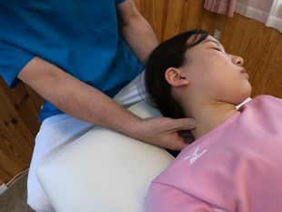 首の後ろのコリをとる方法